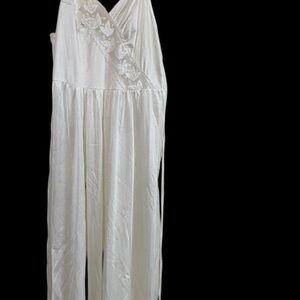 Vintage white long nightgown size Medium-
